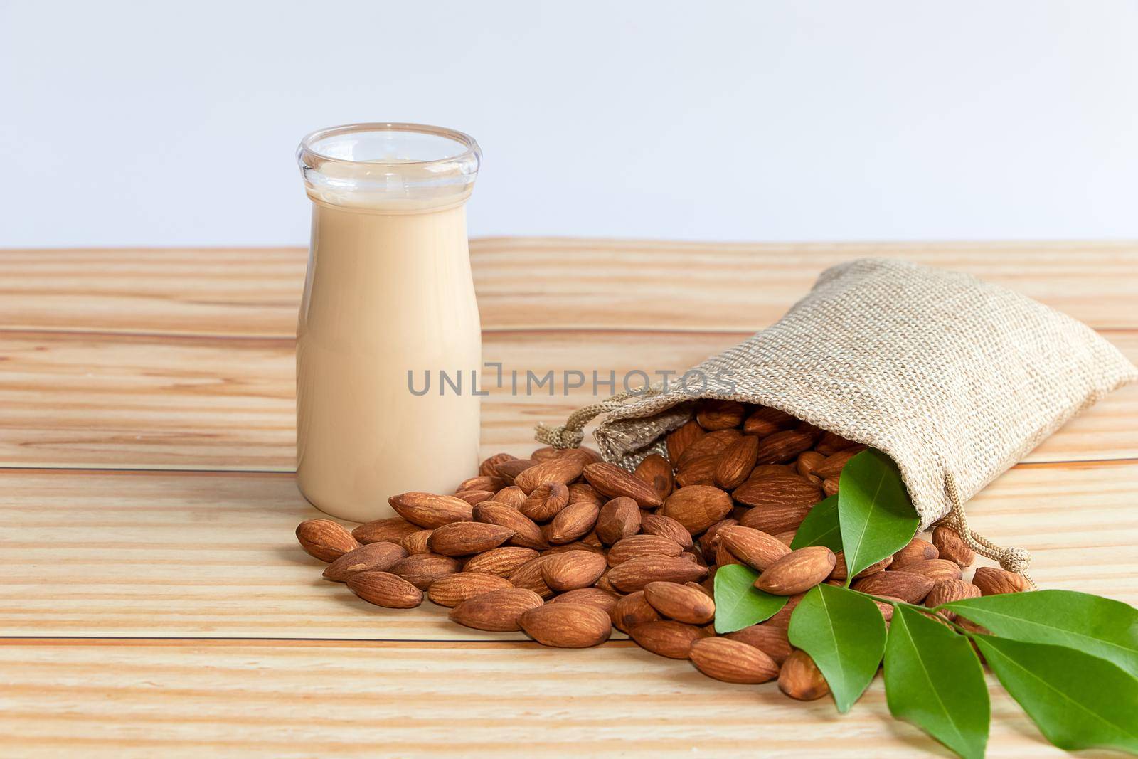 top view Almond milk in glass and almond seeds Empty on a wooden table Which is useful in helping to neutralize free radicals Strengthens the immune system in the body
Helps to slow down aging and aging.