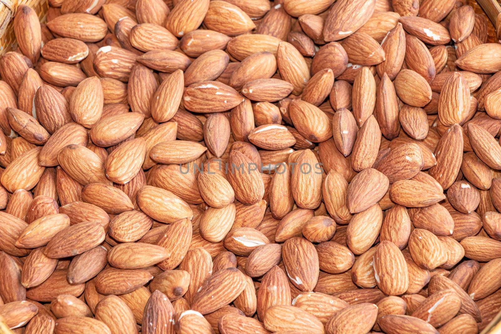 Almonds are useful to help fight free radicals. Strengthens the immune system in the body
Helps to slow down aging and wrinkles of age well