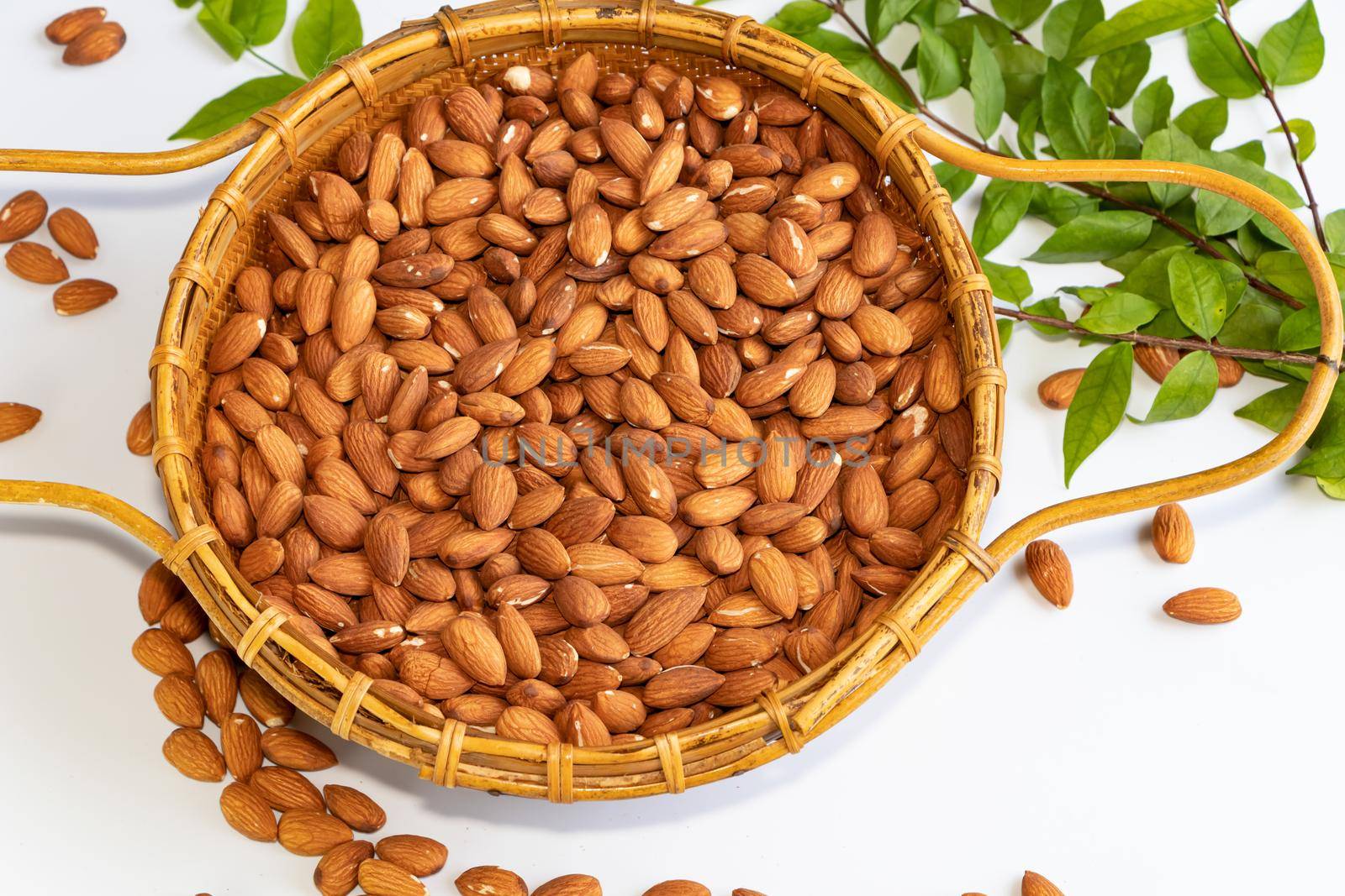 Almonds are useful to help fight free radicals. Strengthens the immune system in the body
Helps to slow down aging and wrinkles of age well