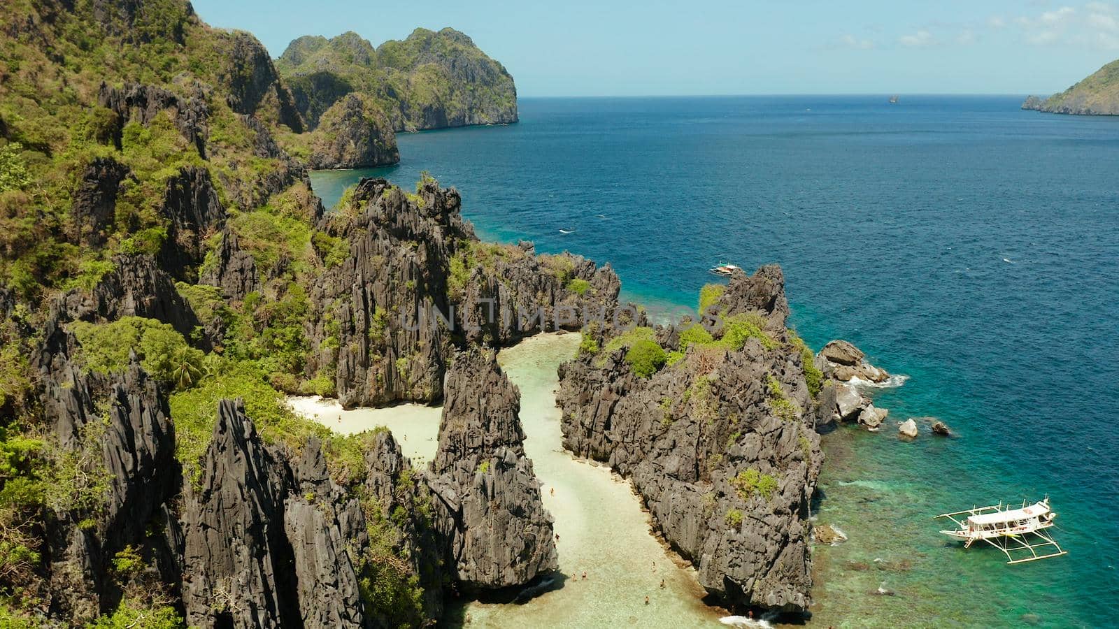 Tropical lagoon with sandy beach surrounded by cliffs. El nido, Philippines, Palawan. beautiful lagoon and karst scenery.