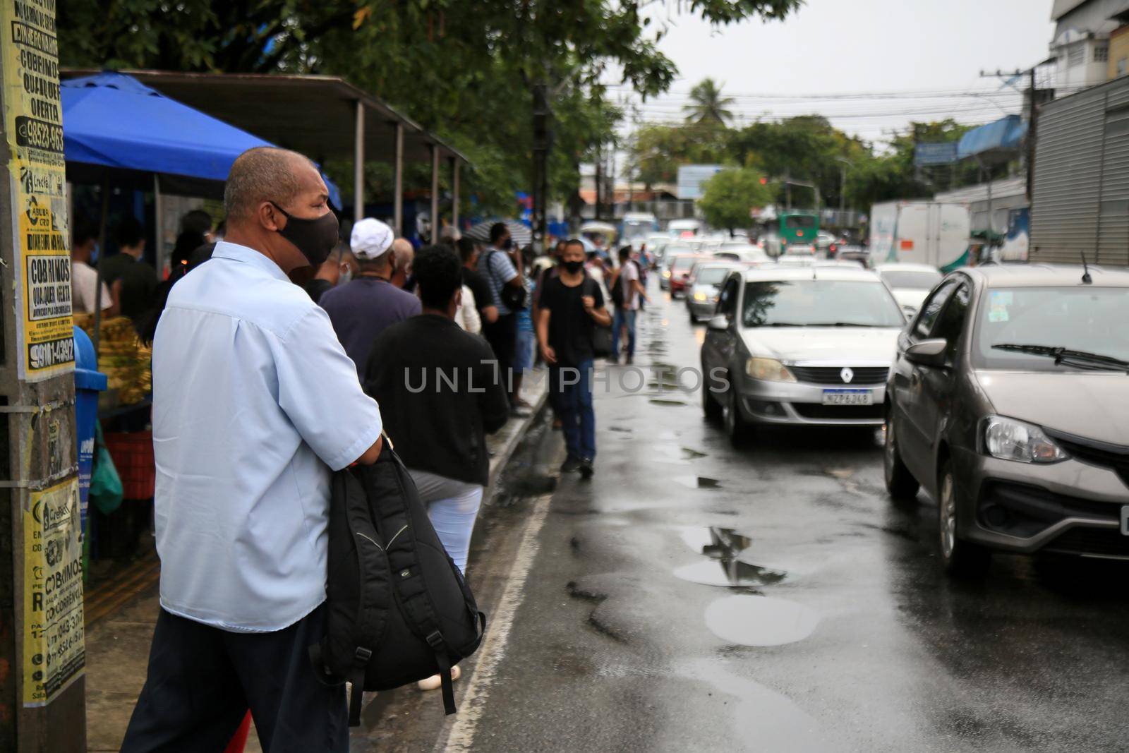 salvador, bahia, brasil - 22 de junho de 2021: Passengers are seen waiting for public transport at a bus stop in the Cabula neighborhood of the city of Salvador, due to a drivers strike.