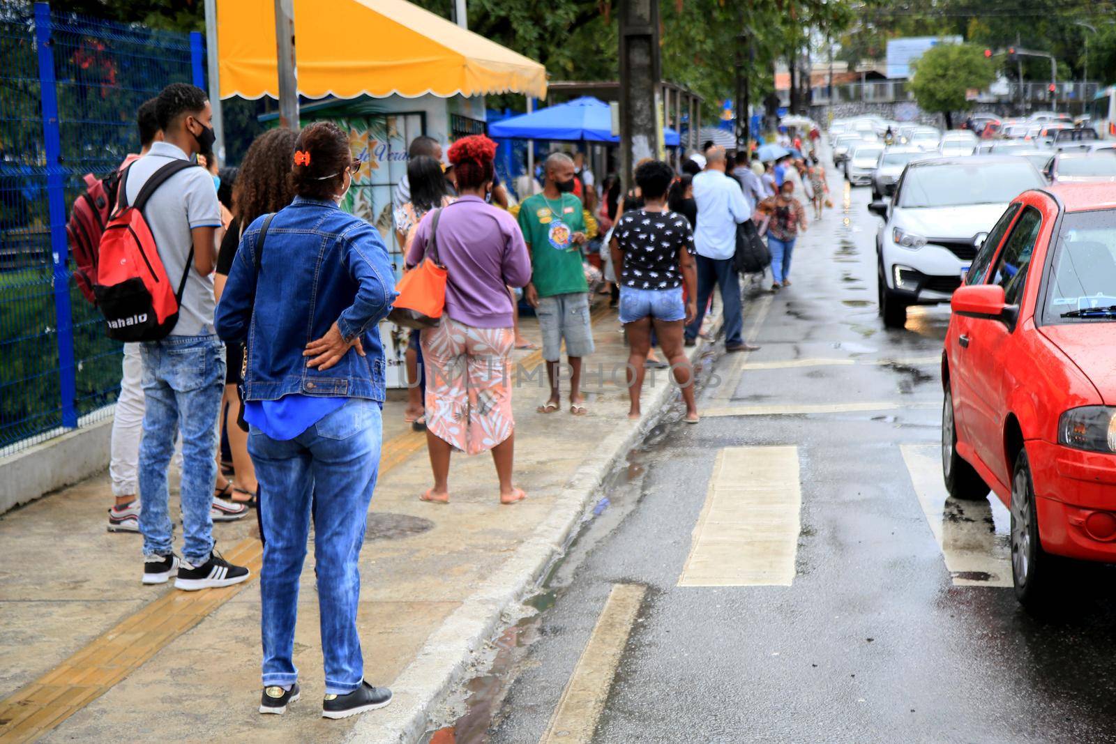 salvador, bahia, brasil - 22 de junho de 2021: Passengers are seen waiting for public transport at a bus stop in the Cabula neighborhood of the city of Salvador, due to a drivers strike.