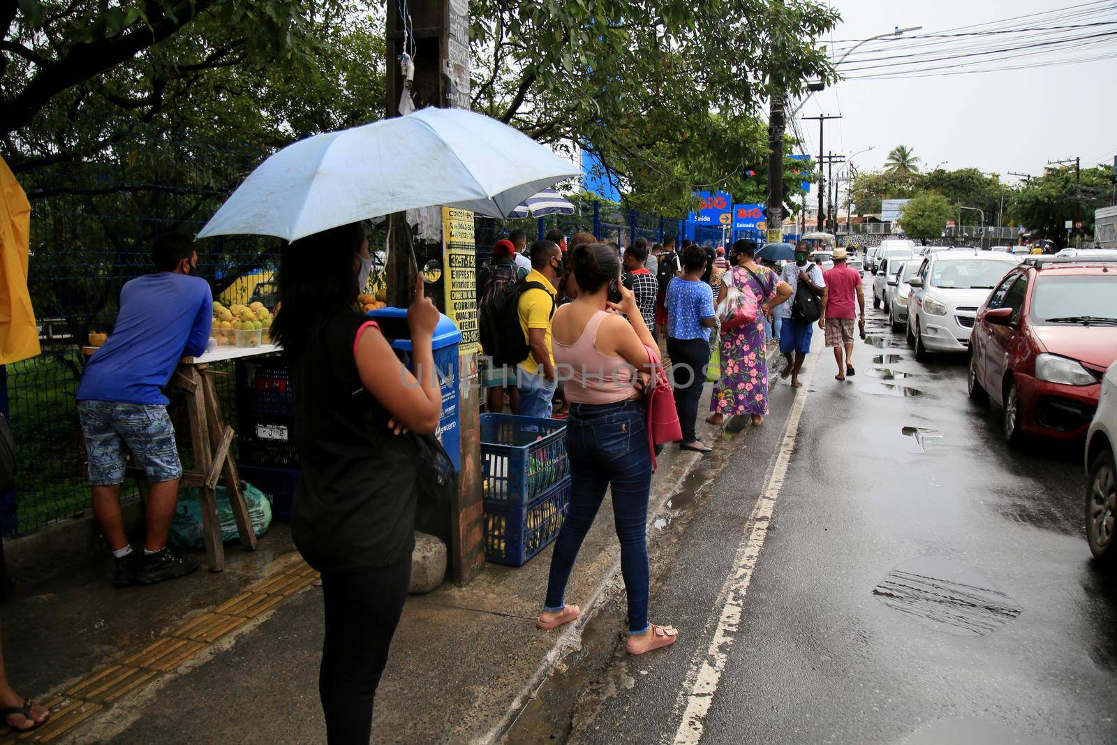 salvador, bahia, brasil - 22 de junho de 2021: Passengers are seen waiting for public transport at a bus stop in the Cabula neighborhood of the city of Salvador, due to a drivers strike.
