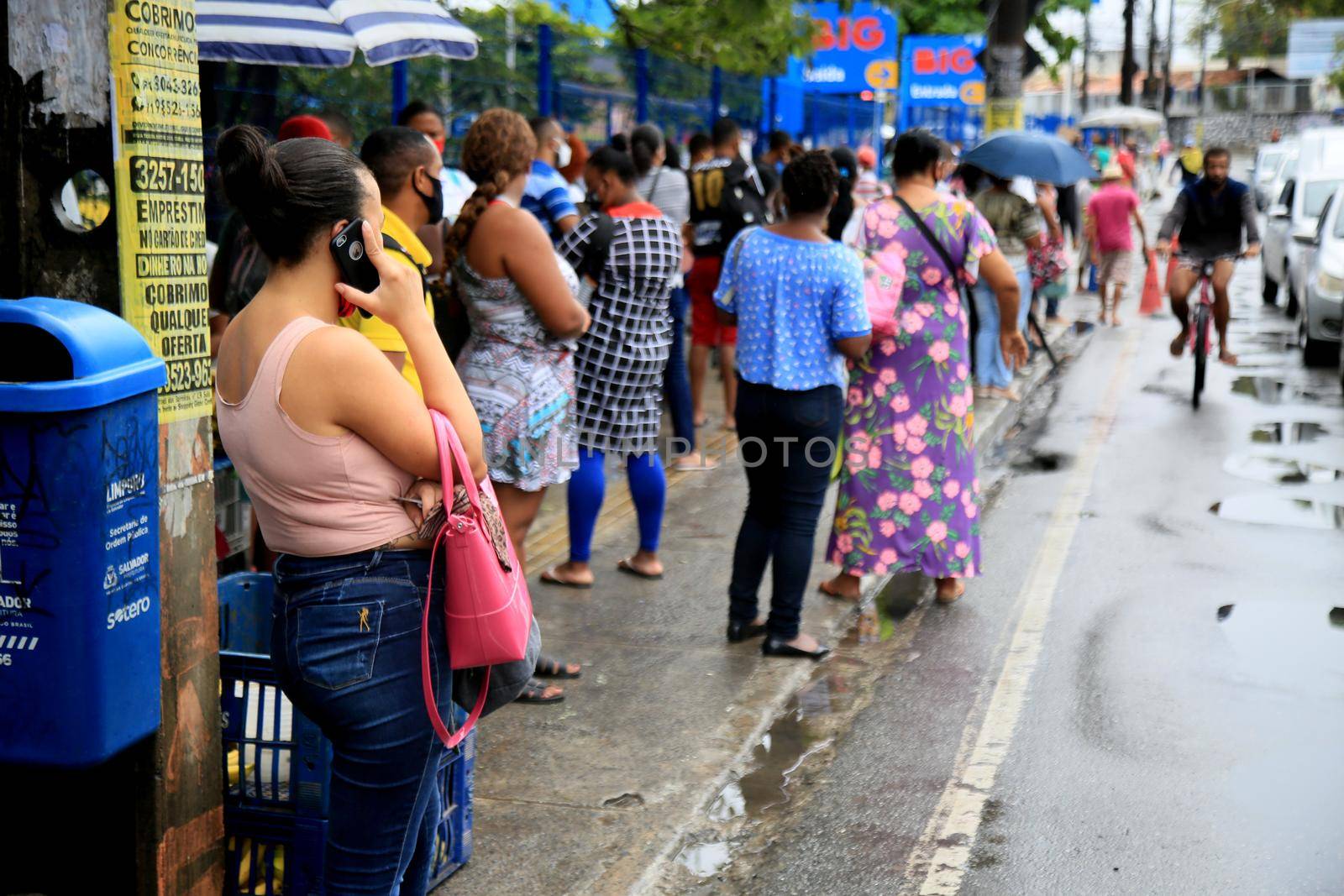 salvador, bahia, brasil - 22 de junho de 2021: Passengers are seen waiting for public transport at a bus stop in the Cabula neighborhood of the city of Salvador, due to a drivers strike.