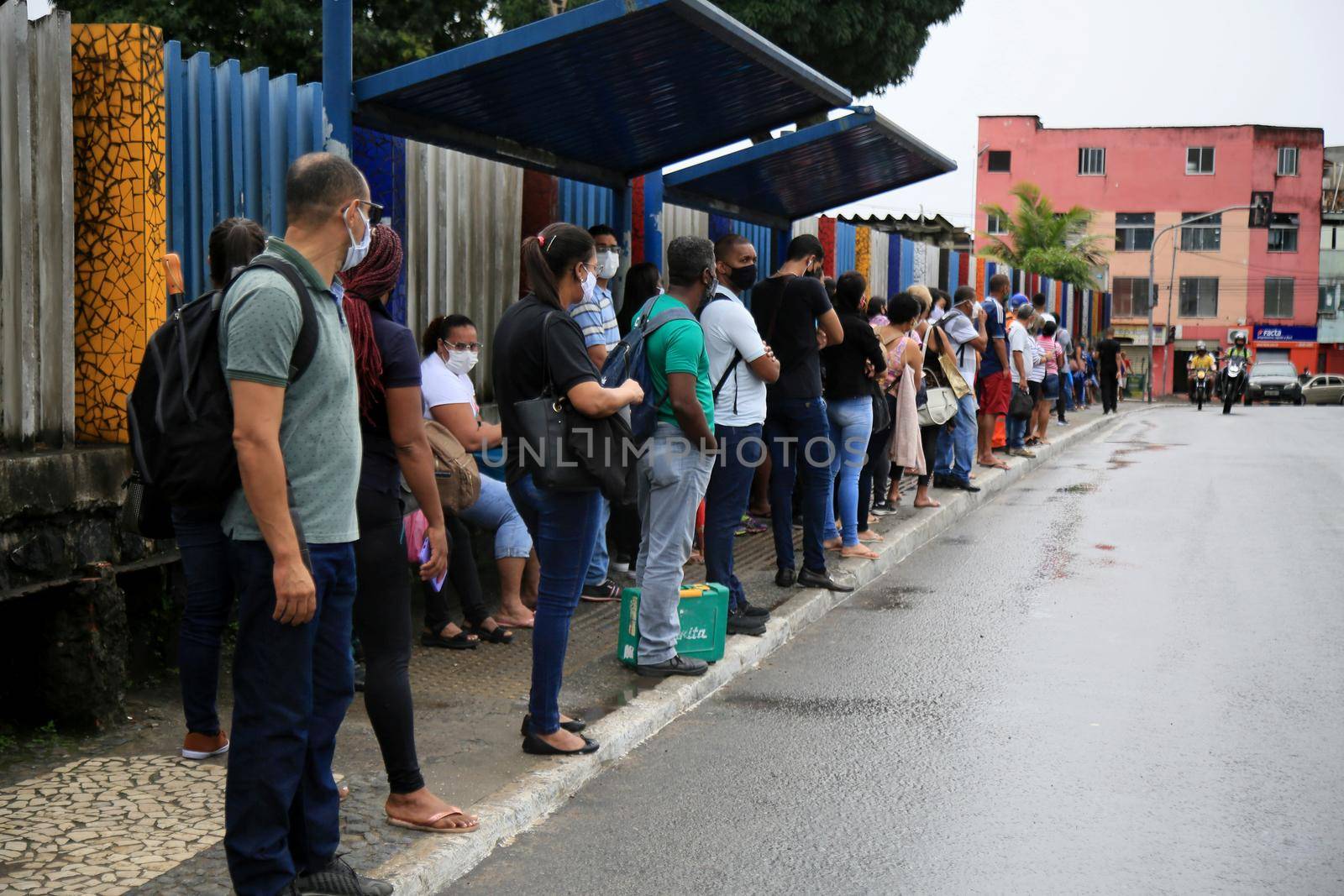 salvador, bahia, brasil - 22 de junho de 2021: Passengers are seen waiting for public transport at a bus stop in the Cabula neighborhood of the city of Salvador, due to a drivers strike.