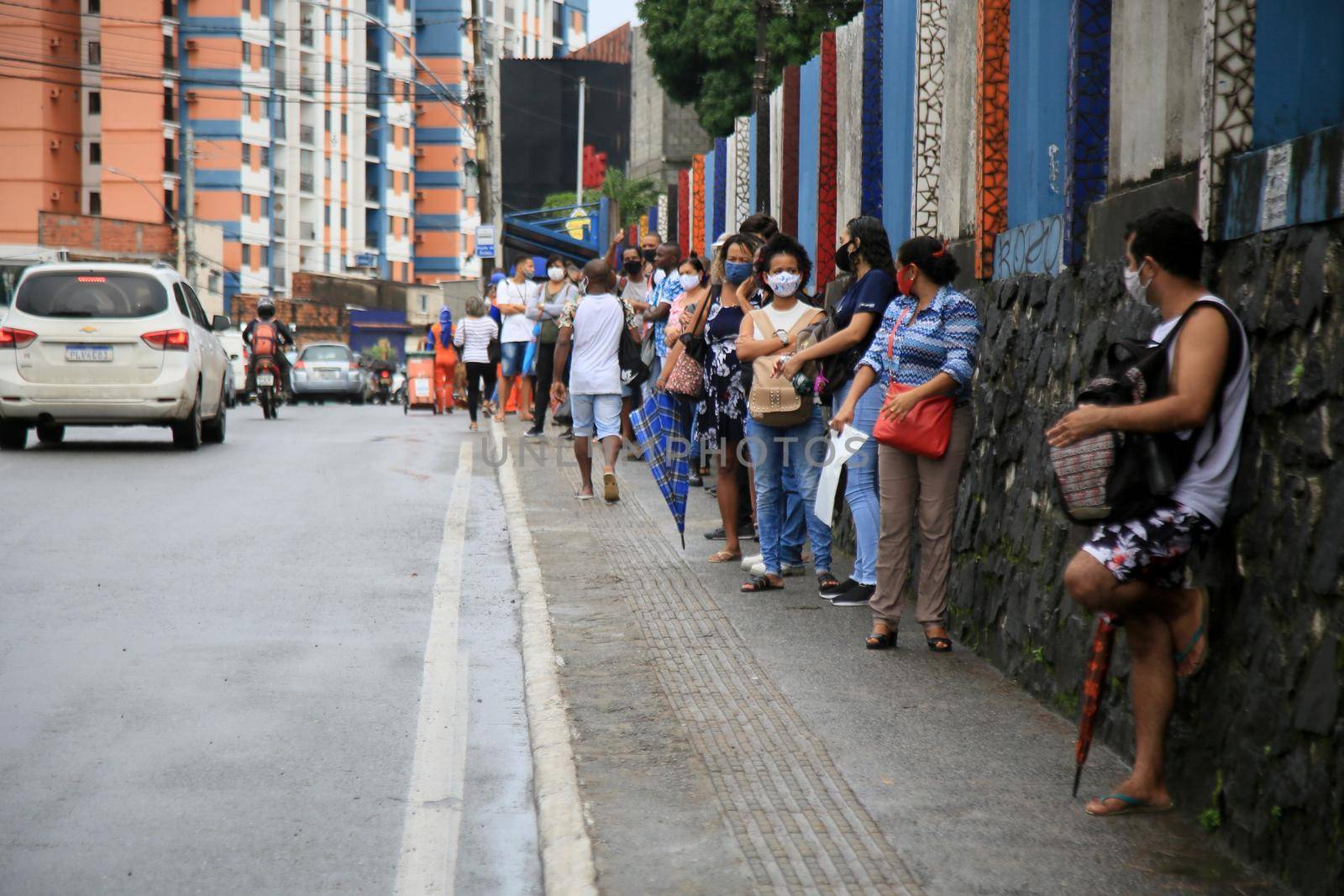 salvador, bahia, brasil - 22 de junho de 2021: Passengers are seen waiting for public transport at a bus stop in the Cabula neighborhood of the city of Salvador, due to a drivers strike.