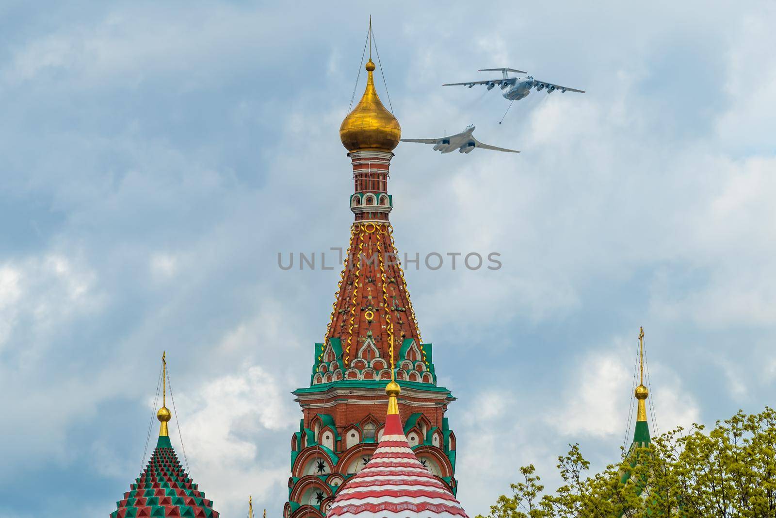 May 7, 2021, Moscow, Russia. An IL-78 tanker plane and a Tu-160 strategic bomber over Red Square in Moscow.