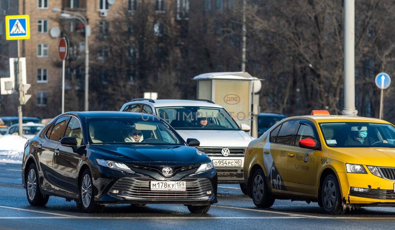 February 7, 2021. Moscow, Russia. Car traffic on Leninsky Prospekt in Moscow on a frosty winter day.