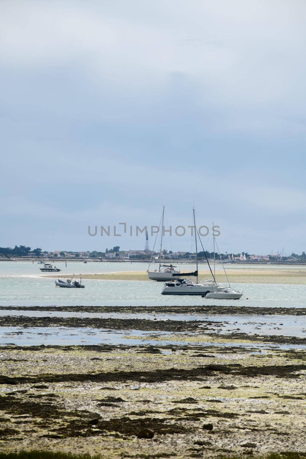 pleasure boats at lowtide by Youri