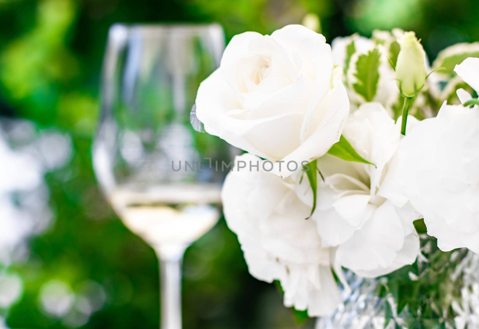 Wedding decoration, table decor and floral beauty, bouquet of white roses in luxury restaurant, beautiful flowers from summer garden.