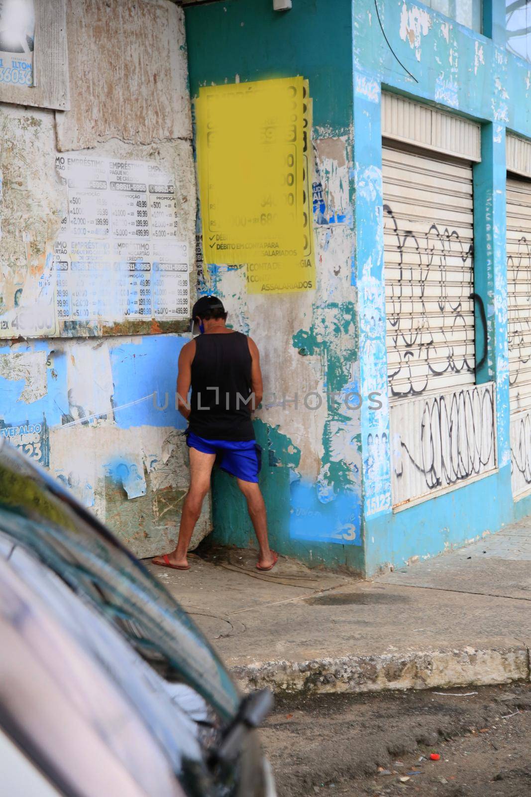 
person urinating in the street in salvador
 by joasouza