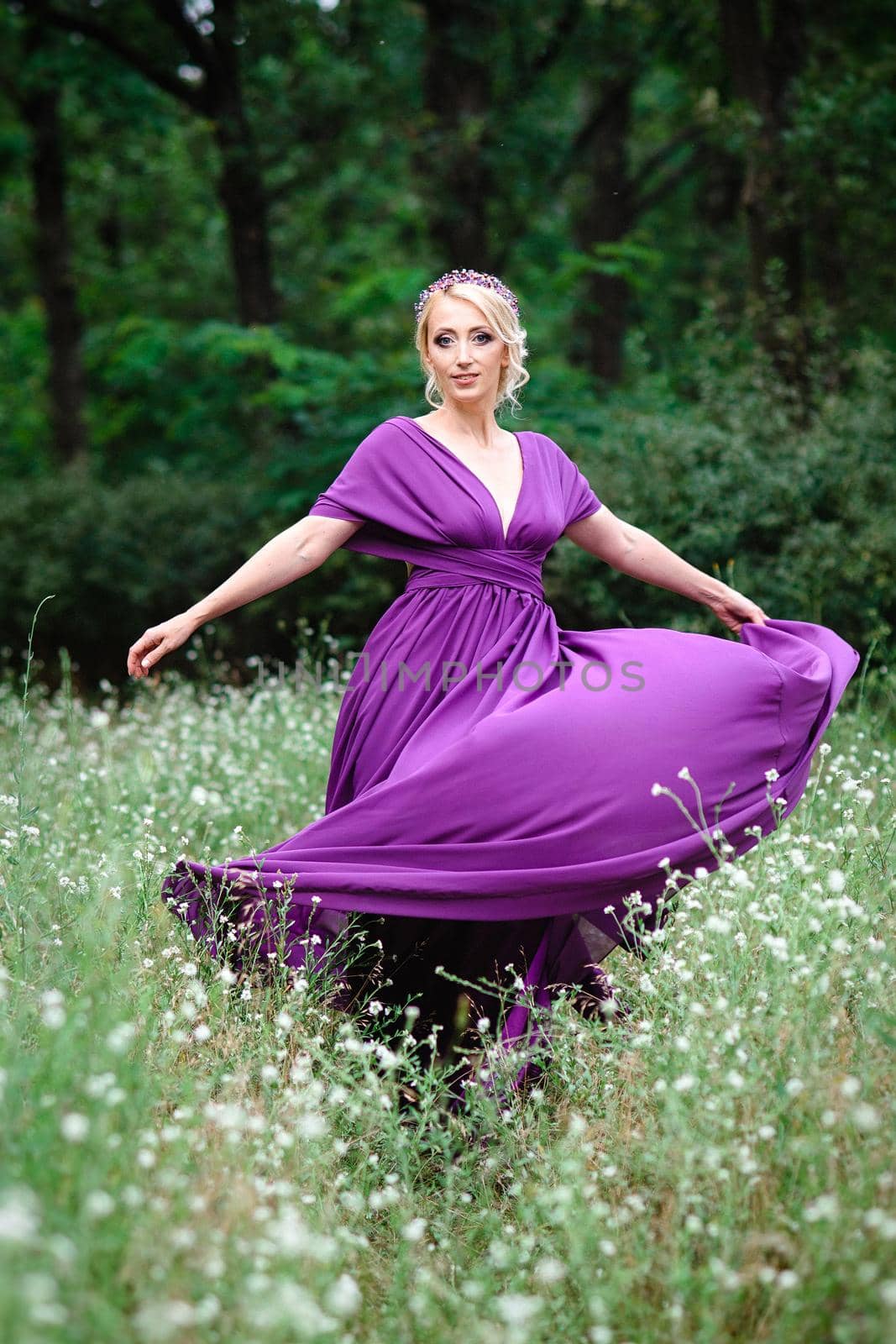 Girl model blonde in a lilac dress with a bouquet by Andreua