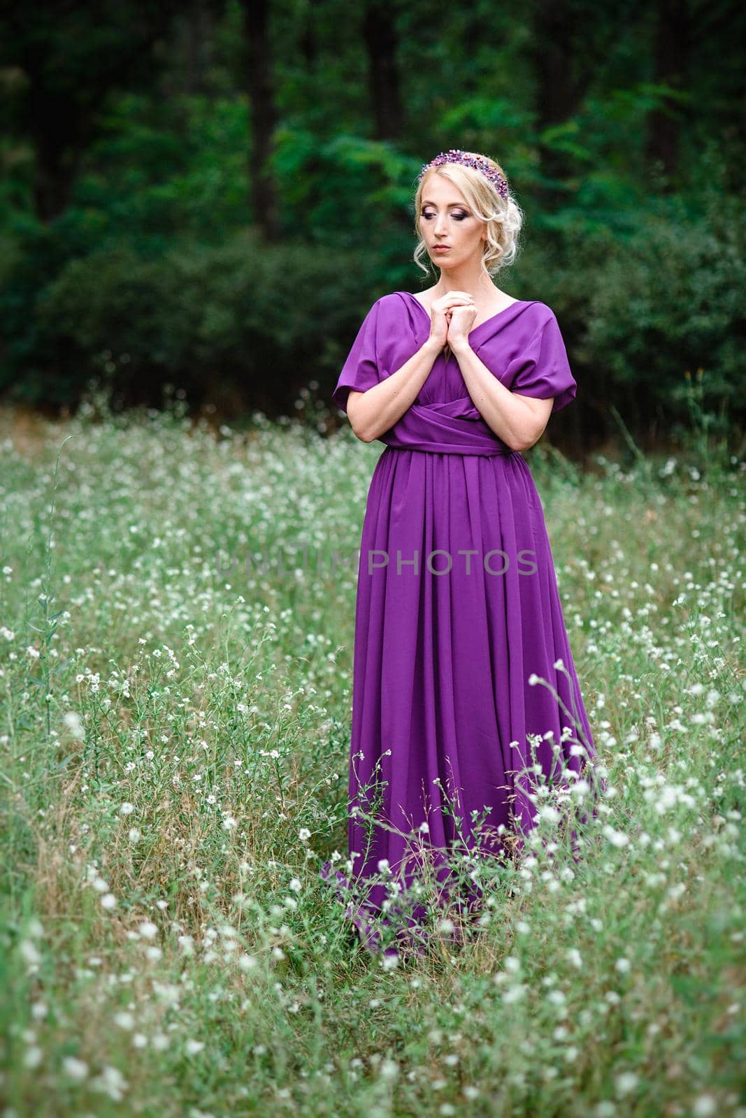 Girl model blonde in a lilac dress with a bouquet by Andreua