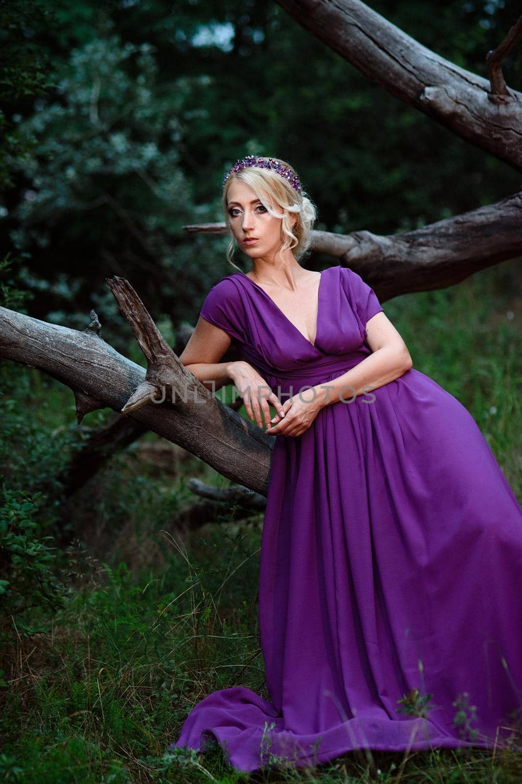 Girl model blonde in a lilac dress with a bouquet by Andreua