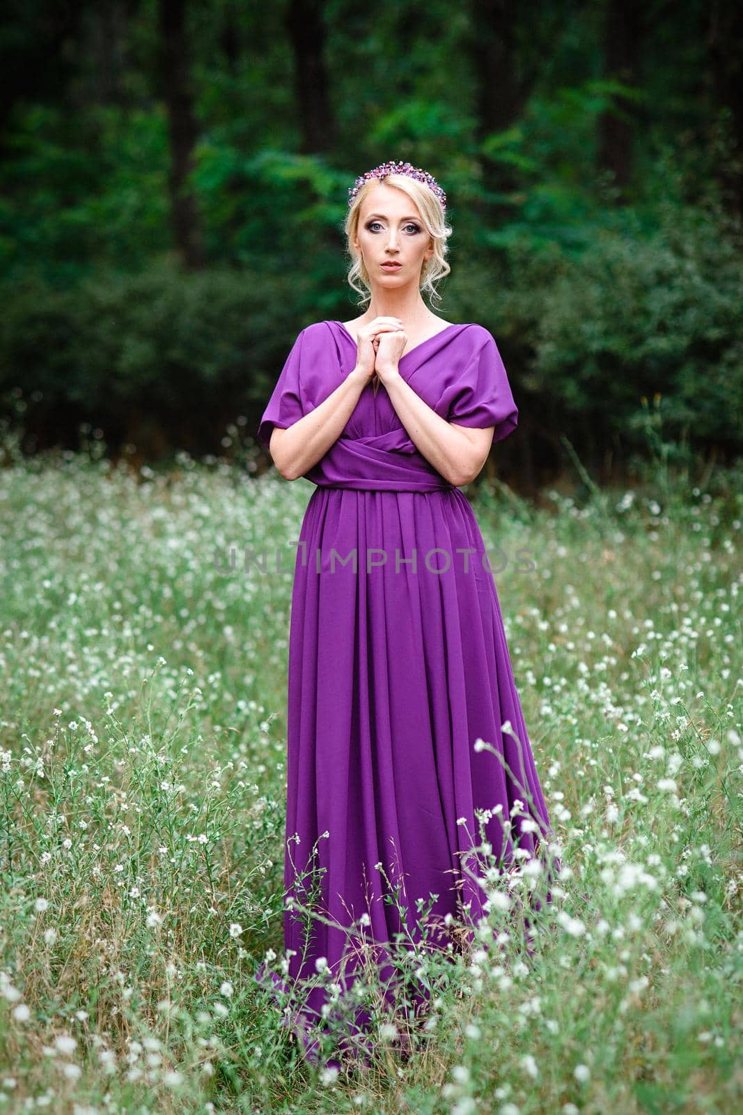 Girl model blonde in a lilac dress with a bouquet by Andreua