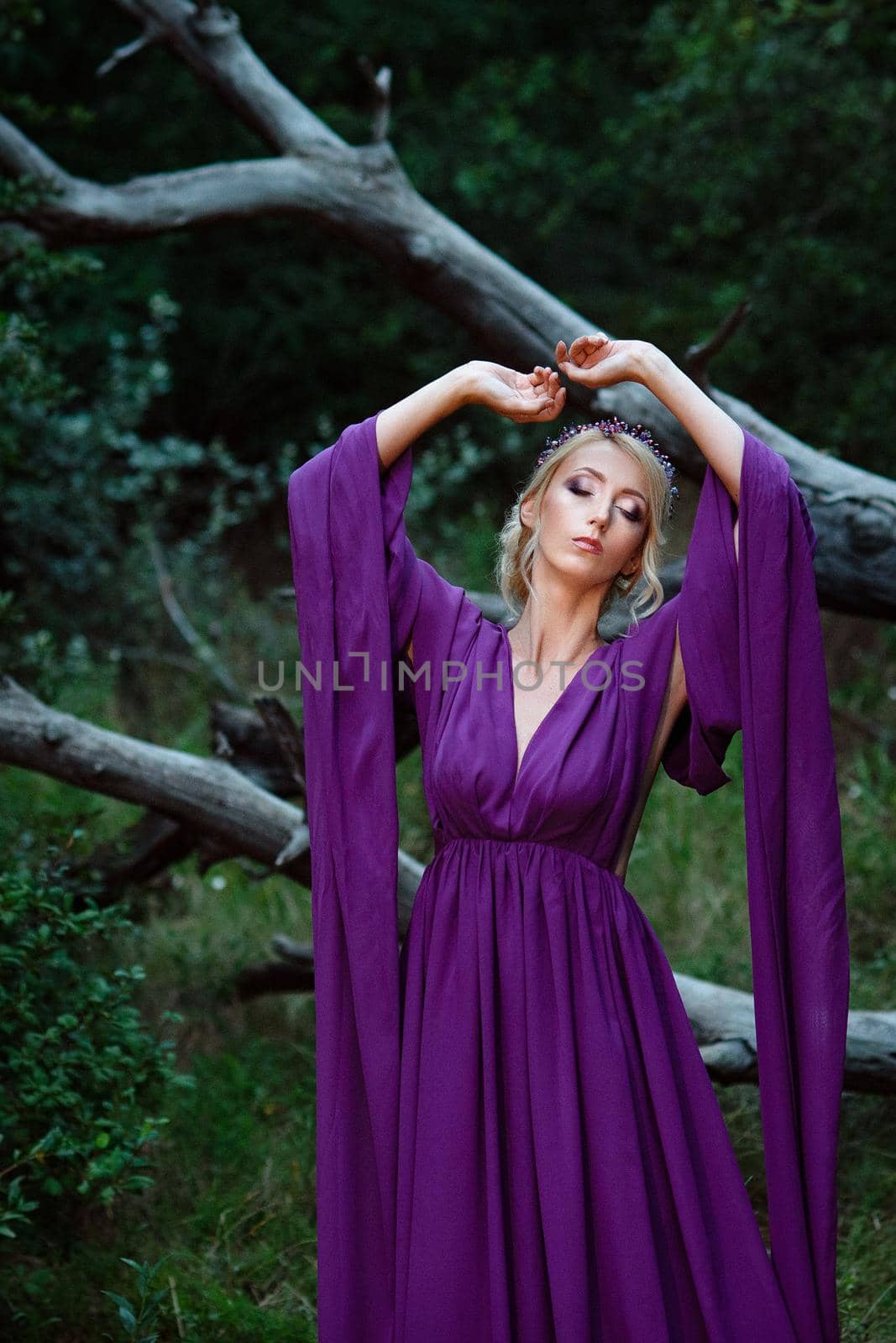 Girl model blonde in a lilac dress with a bouquet by Andreua