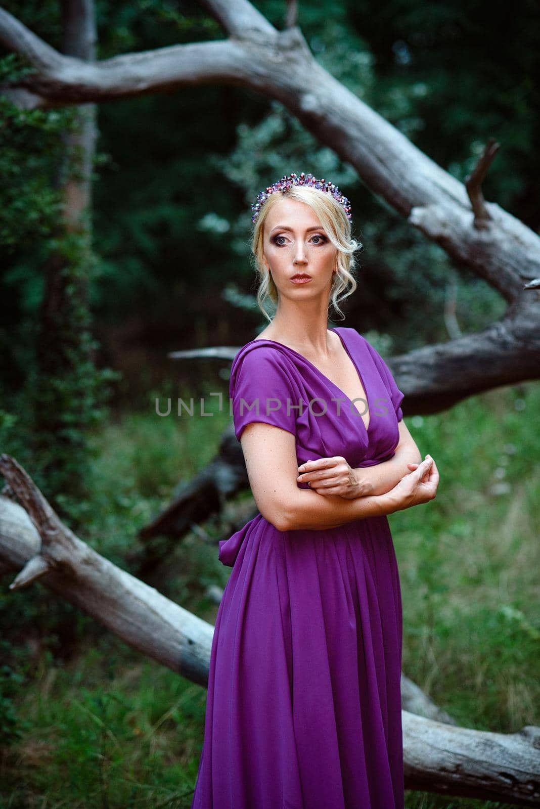 Girl model blonde in a lilac dress with a bouquet by Andreua