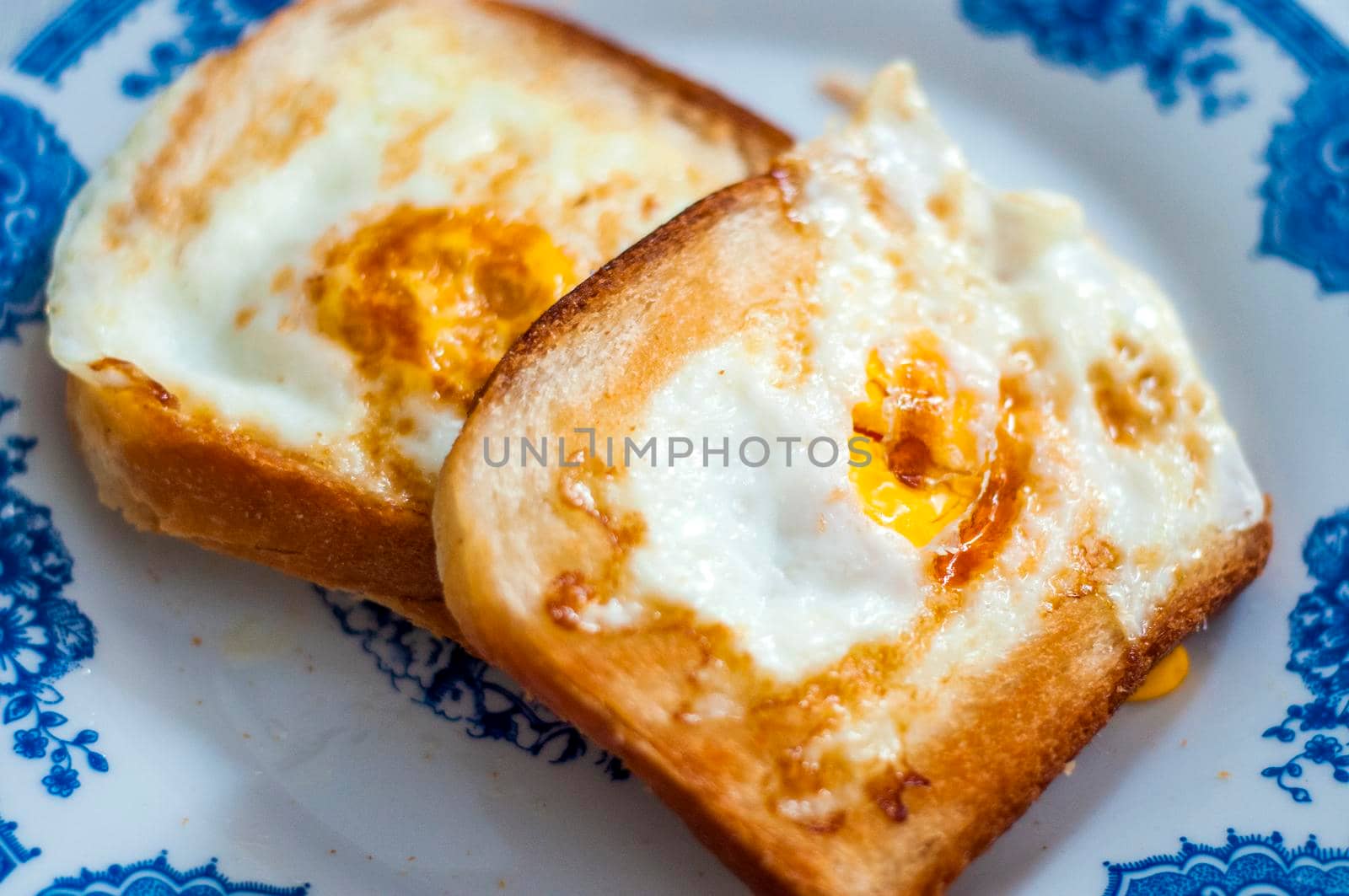  Eggy bread on the plate, photographed with natural light. Golden French toast with butter and egg. breakfast with bread. English breakfast. healthy breakfast with eggs. tasty breakfast