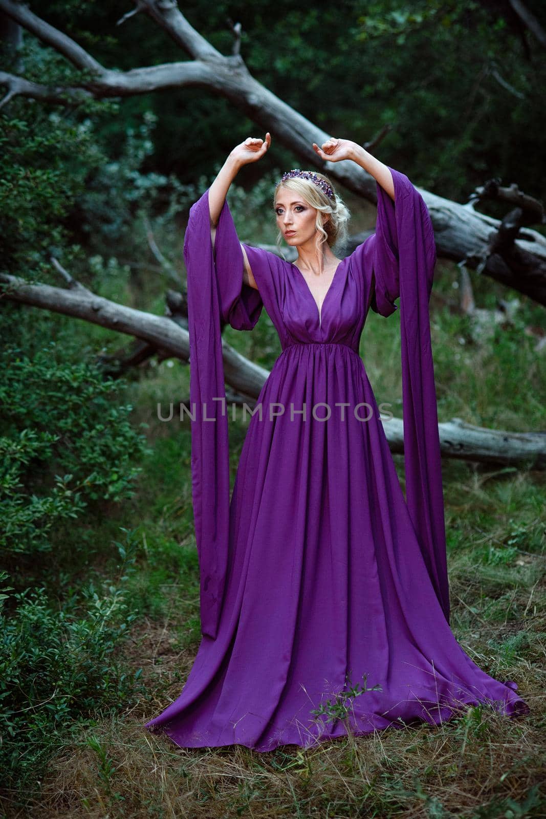 Girl model blonde in a lilac dress with a bouquet by Andreua