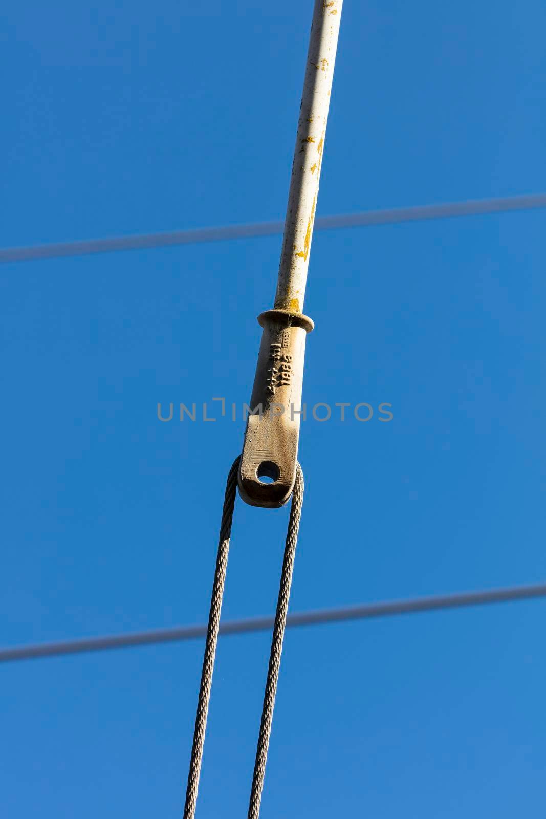 Photograph of a tensioner bracket on a transmission line by WittkePhotos