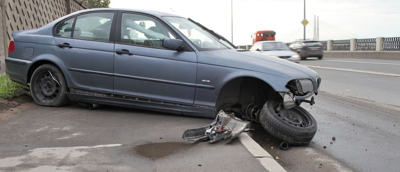 crashed the car on the roadside