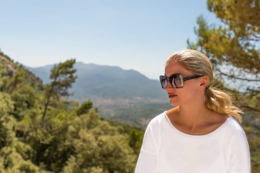 Young blond woman outdoor in sunglasses
