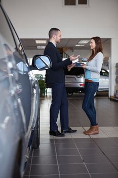 Client speaking with a salesman in a dealership