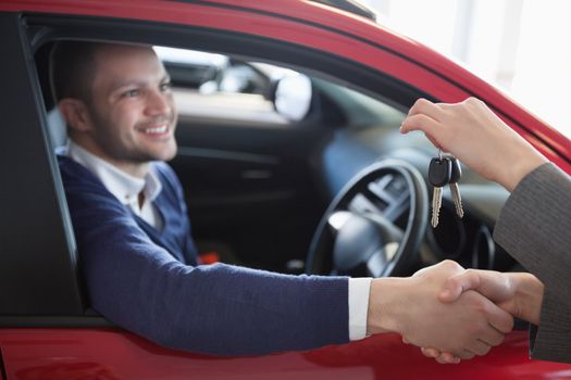 Client shaking hand to a woman in a garage