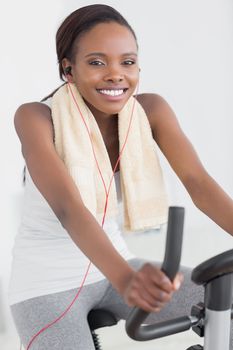 Black woman looking at camera while doing sport in a living room