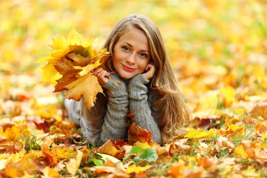  woman portret in autumn leaf close up