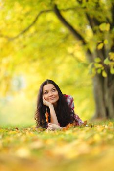  woman portret in autumn leaf close up