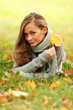  woman portret in autumn leaf close up