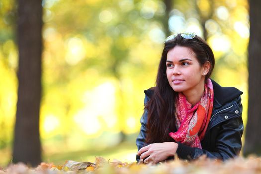  woman portret in autumn leaf close up