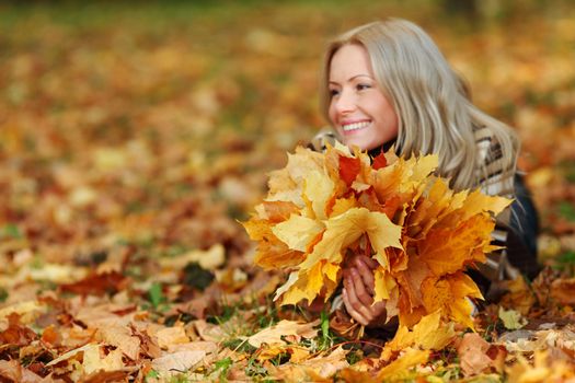  woman portret in autumn leaf close up