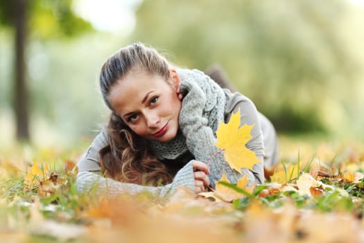  woman portret in autumn leaf close up