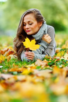  woman portret in autumn leaf close up