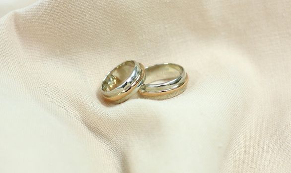 Wedding rings in white and yellow gold