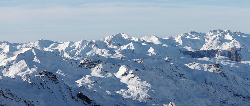 Snowy, high mountain range in the alps