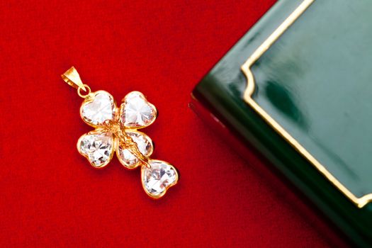 Pendant of a crucifix with five zirconia enchased