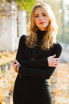 Young beautiful woman in an autumn park