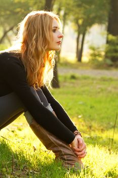 Young beautiful woman in an autumn park