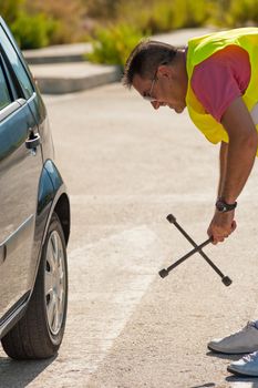 Male pretty unsure about how to handle a tool