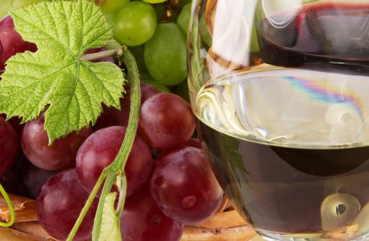 Red and white wine, with bunches of grapes, closeup photo