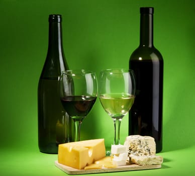 Red and white wine with different sorts of cheese