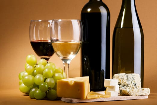 Red and white wine with different sorts of cheese