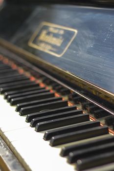 natural light, focus on keys, deep of the field