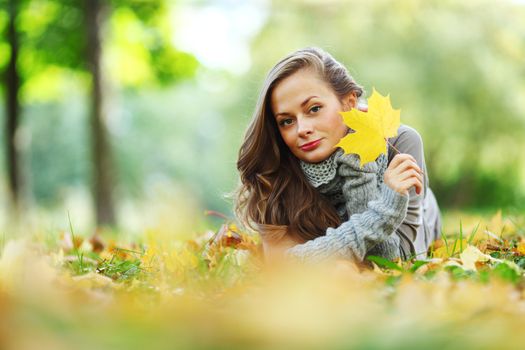  woman portret in autumn leaf close up