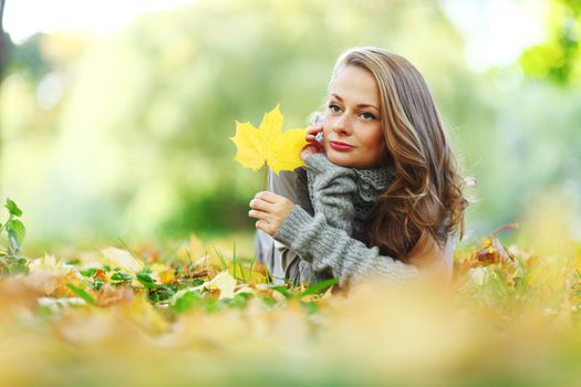  woman portret in autumn leaf close up