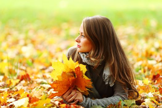  woman portret in autumn leaf close up