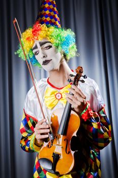 Clown playing on the violin